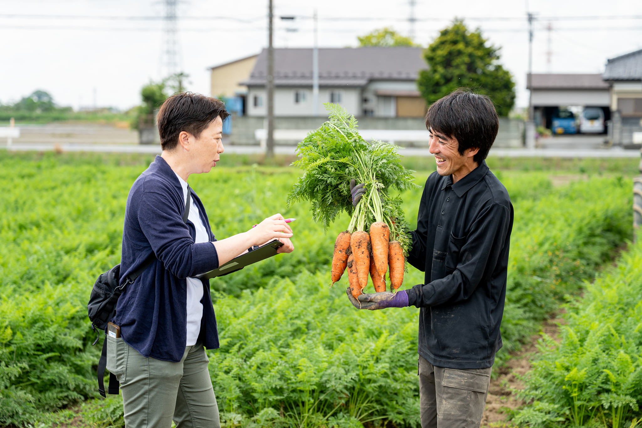 インタビューを受ける定方翔吾さん(ニンジン農家)熊谷晴れまち